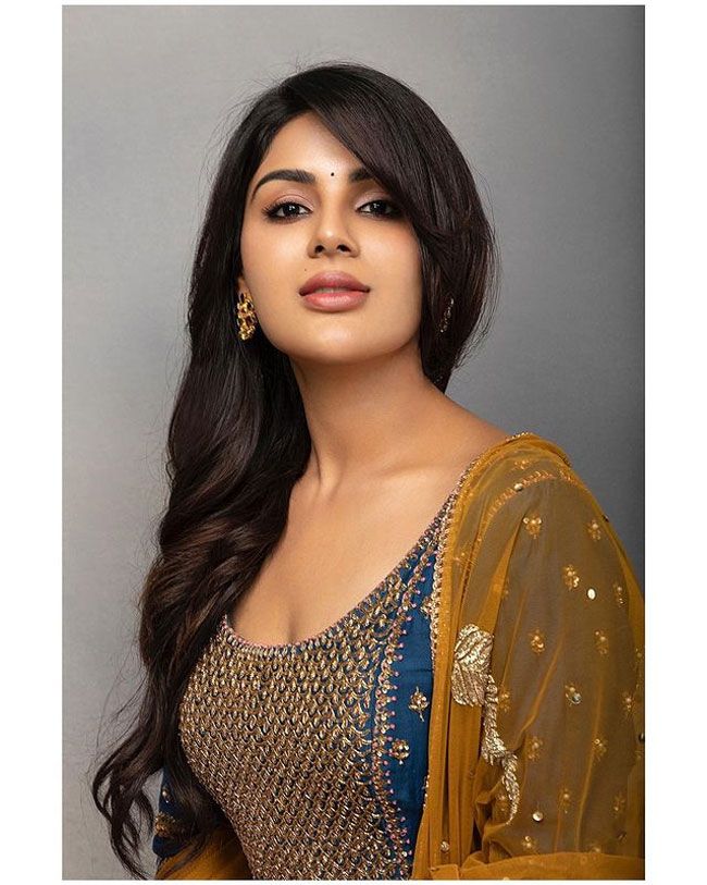 Samyuktha Menon Staggering Poses At Gym